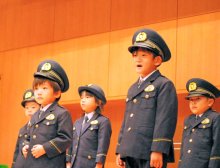 「手を上げて道路横断」　園児、元気に宣言　秋の交通安全運動で出動式　 千葉北署