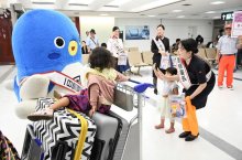 うなりくんと客室乗務員ら一日警察署長に　成田空港で交通安全啓発