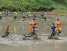 泥まみれでトライ！　市原で初の田んぼラグビー　スピアーズ選手も参戦