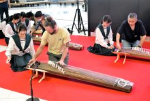 日本文化体験で外国客もてなし　成田空港　千葉県内学生、箏や居合道披露