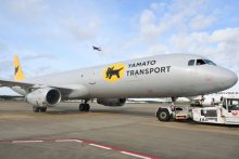 ヤマト運輸の貨物専用機、成田空港に到着　来年４月運航　トラック運転手不足背景に　機体には”クロネコ”マーク入り