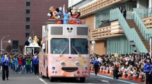 千葉みなとにミッキー登場！　７万２千人、千葉県１５０周年パレードに歓声　市柏吹奏楽部ら行進
