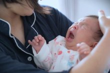 「寝かせてくれ」「耳ふさぎたくなる」子どもの夜泣きに追い詰められる、母の叫び　支援の現場は　＃令和の親