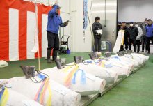 初競りの声、威勢良く　移転２年の成田市場　立地生かし空輸拡大を展望　農水産物ＰＲ策強化