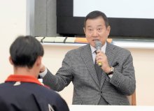 巨人前監督の原さん「正しい時間の使い方を」　国際武道大で講義　学生に心構え説く　勝浦
