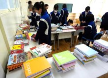 「一緒に前へ進もう」被災地・輪島の中学生へ学用品　勝浦中生が募金活動で送る　能登半島地震　応援メッセージ添え