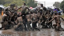 泥と格闘、和良比はだか祭り　雨の中、寒さ吹き飛ばす熱気　４年ぶり、四街道