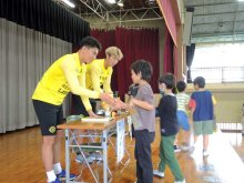 Ｕ２３アジア杯Ｖ貢献のレイソル選手２人が学校訪問！　柏の小学生に下敷き贈る　細谷選手「あきらめず挑戦を」　関根選手「失敗引きずらない」