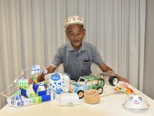 ものづくり愛あふれて　佐倉市の牛乳パックおじさん・椿八郎さん（８３）　【ひと模様】