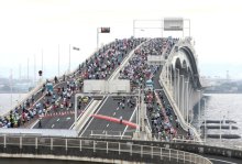 潮風受けアクアライン快走　東京湾の大パノラマ満喫　【ちばアクアラインマラソン２０２４】