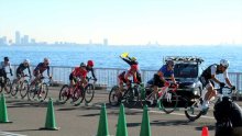 東京湾を背景にプロもアマも疾走　本格市街地自転車レース「浦安クリテリウム」初開催