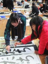 「書き初め」で魅力伝える　高校書道部員が児童に　市川　【師走スケッチ２０２４】