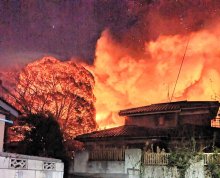 【速報】柏で火災、住宅８棟全焼　男女２人搬送、平屋建てから出火　１人連絡取れず
