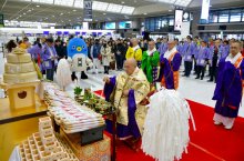 成田空港で安全祈願祭　外国人旅客らに酒提供も