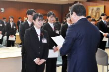 地銀３行で入行式　興銀、新人企画し式典　「成長できた」「忘れられない式に」