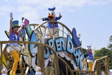 【写真多数あり】ドナルド再び主役に！　パレードで魅了、ＴＤＬ彩る　８日から特別イベント