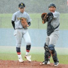 成田国際８点リード　巻き返し期す小見川　再び水入り３日目突入　第１０７回全国高校野球　千葉大会　第８日