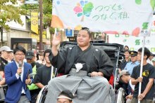 琴勝峰関、柏で優勝パレード　「これからも柏盛り上げる」　市民ら１万２千人集い祝福
