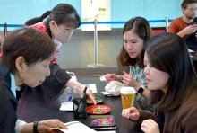 水引で旅の安全祈る　訪日客とネームタグ制作　成田空港