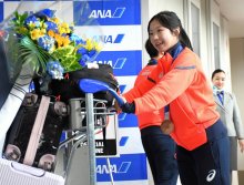 冬季五輪・中井亜美選手（銅）ら帰国　成田空港、ファン４００人熱狂