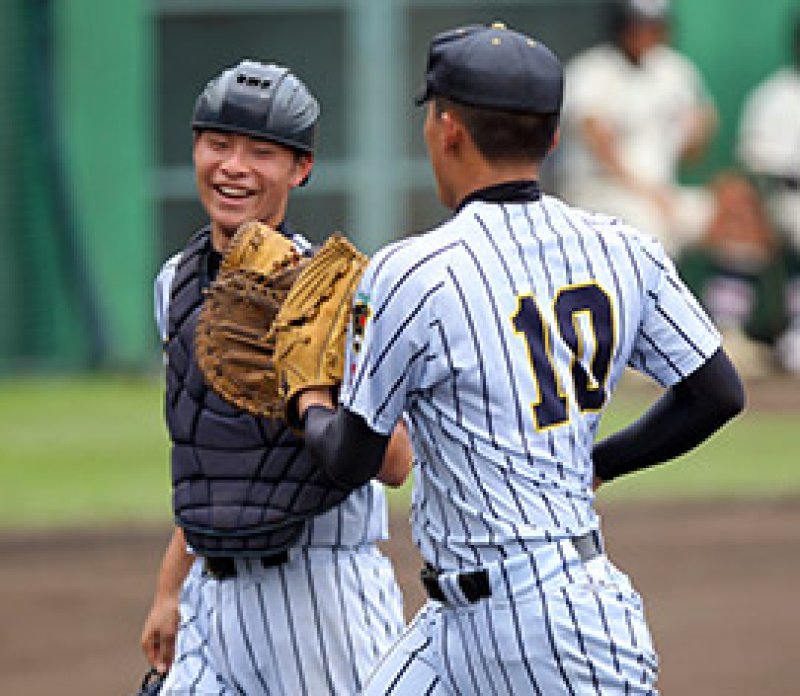 東海大望洋－国分　２回表、三者凡退に抑え笑顔でベンチへ戻る東海大望洋・峯尾（左）＝県総合ＳＣ