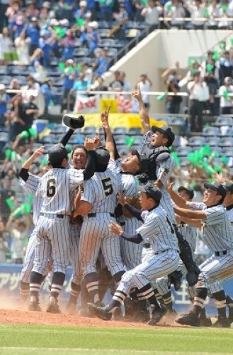 優勝を決め、歓喜に沸く東海大望洋ナイン。１６９チームの頂点に立った＝２６日、ＱＶＣマリンフィールド
