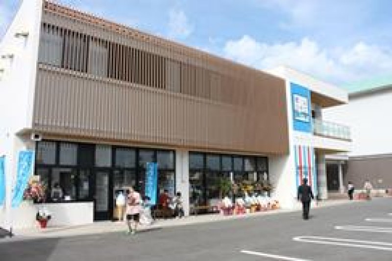 １階が土産物屋、２階にカフェ、レストランが入った商業施設棟＝４日、館山市館山の「渚の駅たてやま」