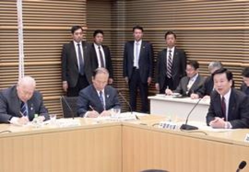 会議で発言する森田知事（右）＝２７日、都道府県会館