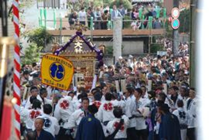  船橋市三山の「二宮神社」をメーン会場に執り行われた下総三山の七年祭り。真っ先に神社に入って他の神輿一行を待つ同神社の神輿。一行を歓迎するため周辺民家では「桟敷」（写真後方）を設置しておもてなし＝１１月１日午後、二宮神社