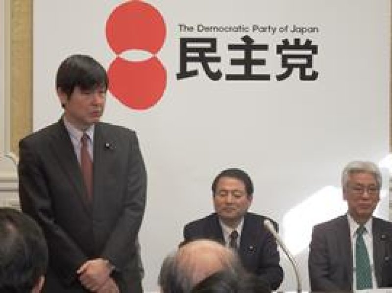参院会派民主党・新緑風会入りし、会派室であいさつする水野氏＝昨年１２月４日、参院