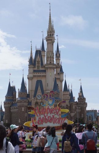 閉園３５周年を祝うモニュメントで飾り付けられた東京ディズニーランドのシンデレラ城前広場＝浦安市舞浜