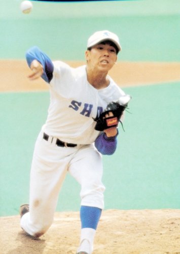 第８０回選手権東千葉大会の決勝・成田戦で力投する八千代松陰の多田野＝１９９８年７月２９日、千葉マリン
