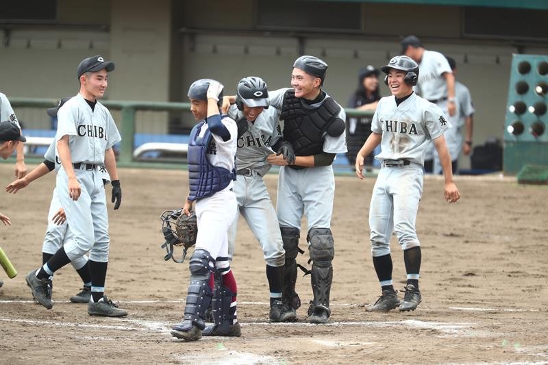 千葉東－君津商　９回裏千葉東１死二塁、サヨナラ打を放ち、チームメートから祝福を受ける榎本（中央）＝袖ケ浦