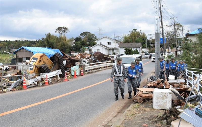竜巻で被害を受けた地域を視察する自衛隊員＝１５日午後１時４５分ごろ、市原市
