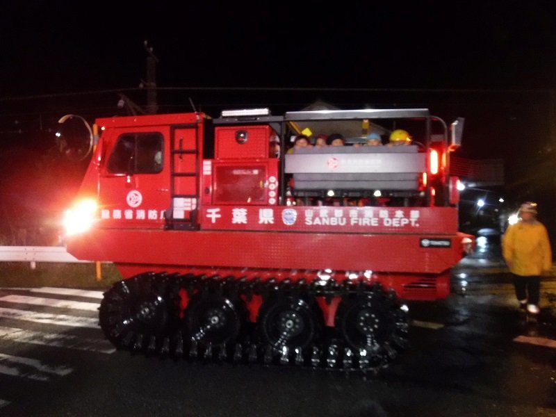 後ろの荷台に児童をのせ、幼稚園から冠水地帯を経て救助本部の拠点まで帰ってきた水陸両用車＝２５日午後８時２０分ごろ、山武市（山武郡市広域行政組合消防本部提供）