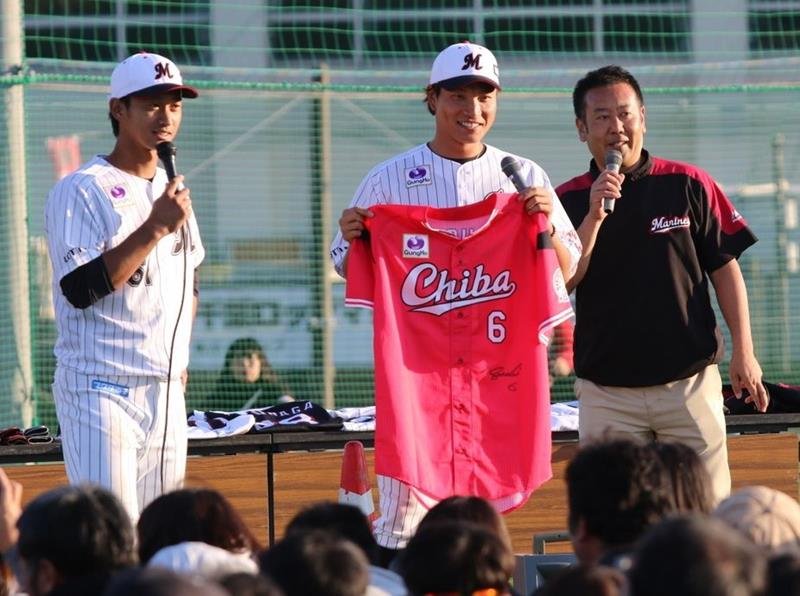 鴨川キャンプでチャリティーオークションを進行する千葉ロッテの岩下選手（中央）、三家選手（左）ら（球団提供）
