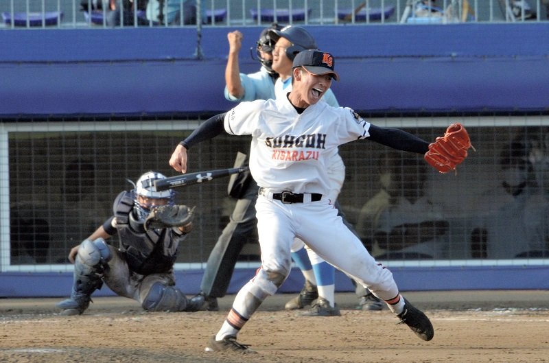 １０回表八千代松陰１死一、二塁、連続三振でピンチを脱し雄たけびをあげる木更津総合・篠木＝県総合ＳＣ