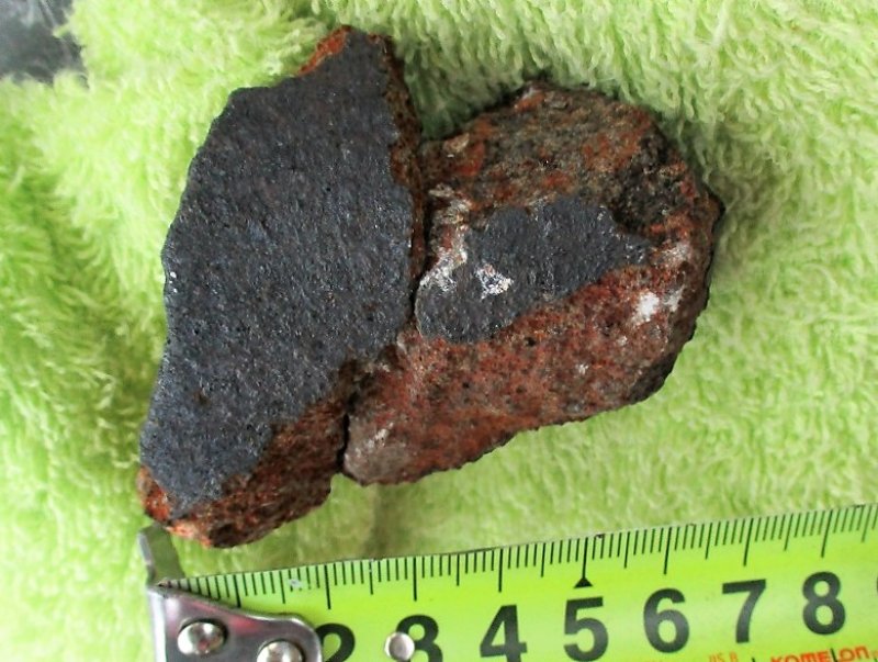船橋市で発見された隕石（第一発見者・加藤洋介さん提供）
