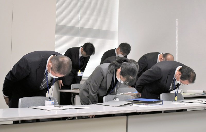 記者会見で謝罪する吉野美砂子教育次長（中央）ら＝１６日午後、県庁