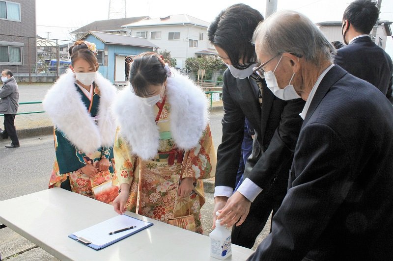 二十歳の門出、地域に感謝　成人式中止で祝う会　千葉市中央区の自治会