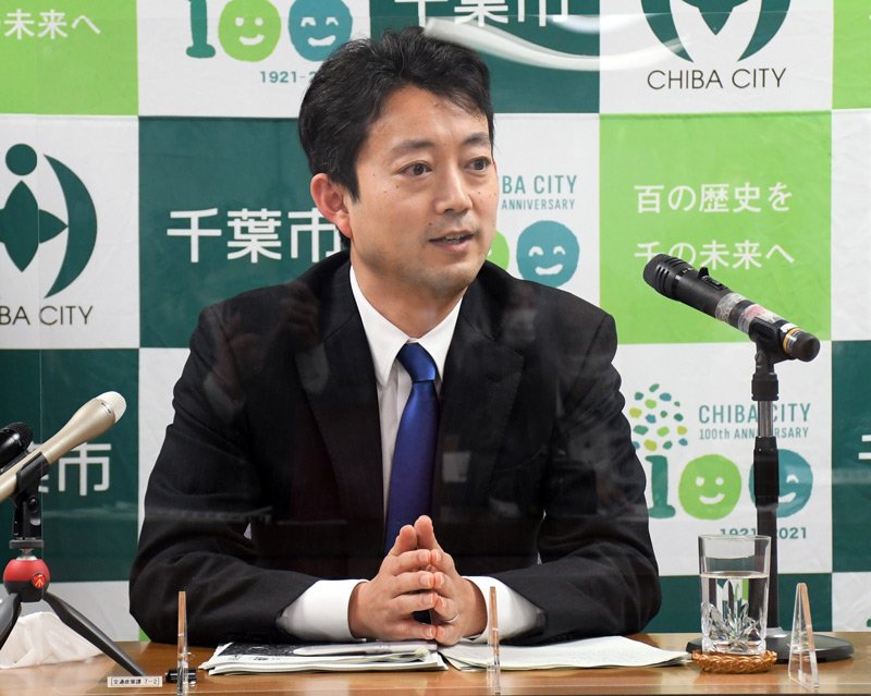 千葉市の２０２１年度当初予算案について会見で説明する熊谷市長＝５日、市役所