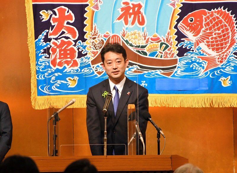 知事選で当選確実となり支持者にあいさつする熊谷氏＝２１日夜、千葉市内のホテル
