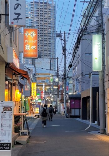 ＪＲ本八幡駅近くの飲食店街。県内５市で「まん延防止等重点措置」が始まった＝２０日午後、市川市
