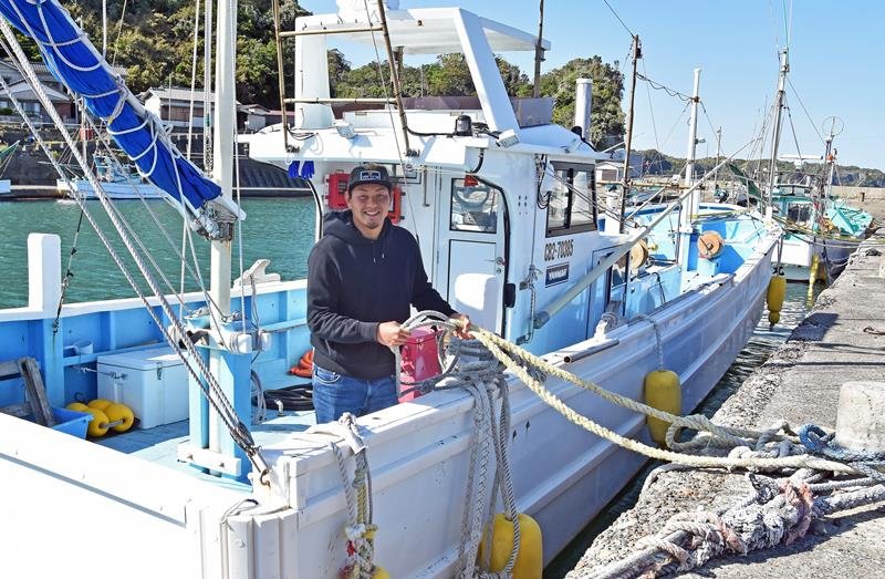 新造したキンメ船の船頭を務める松井さん＝勝浦市
