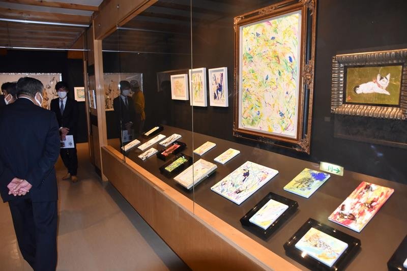 新作や未発表作を含む約１４０点を公開している井上さんの作品展＝館山市の館山城

