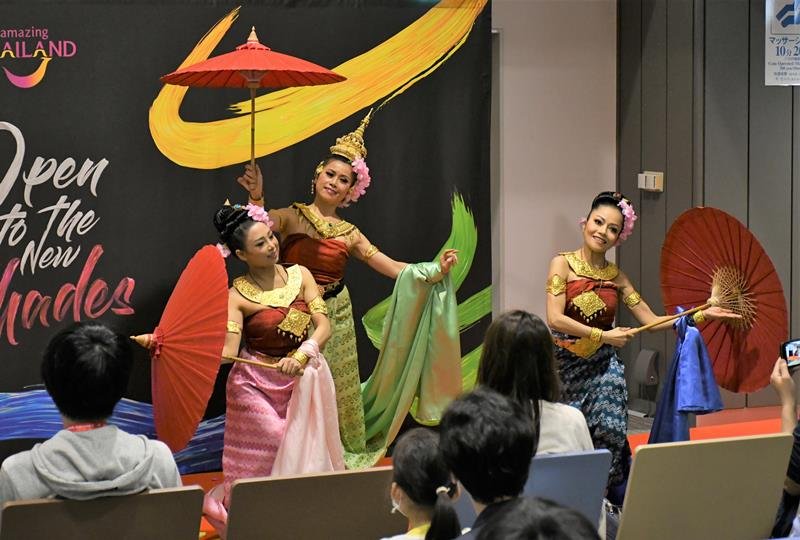 周遊フライトの搭乗前にタイ人ダンサーによる伝統舞踊が披露された＝成田空港