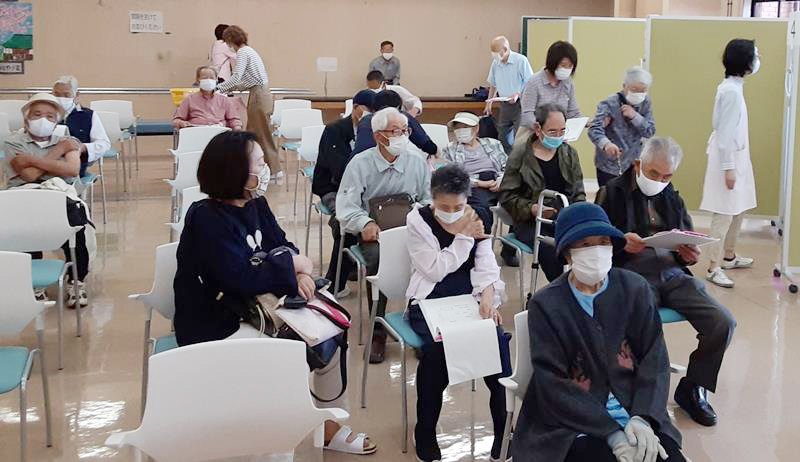 新型コロナワクチンの集団接種を終え待機する高齢者ら＝１７日、四街道市