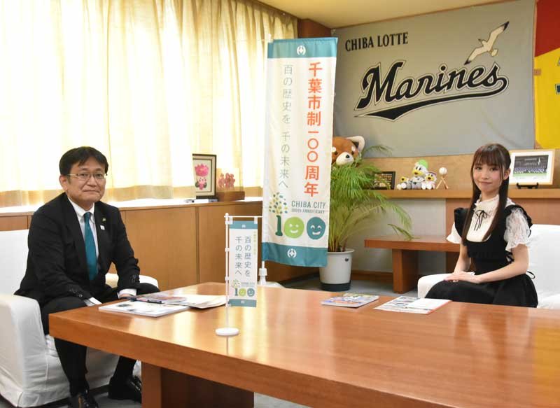ソーシャルディスタンスを保ち対談に臨む神谷市長（左）と高柳さん＝千葉市役所