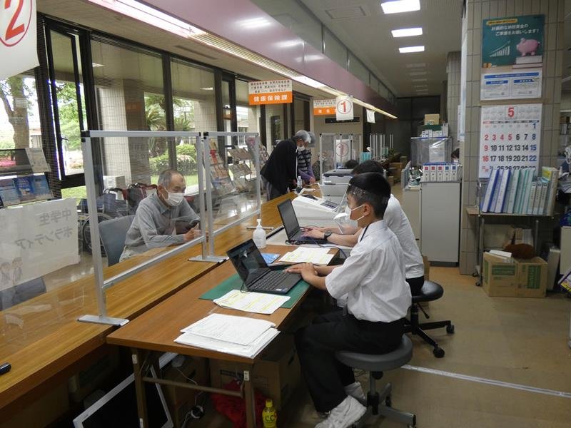 ワクチン接種の予約状況を検索する中学生＝５月２９日、睦沢町役場
