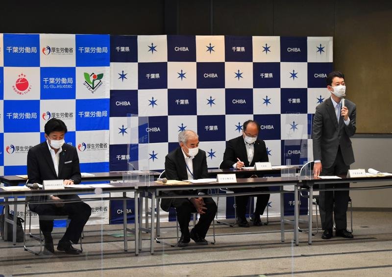 新型コロナ下の雇用を維持するため設立された「県在籍型出向等支援協議会」で、千葉県内の雇用状況について説明する熊谷知事（右）＝７日、県庁
